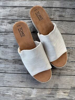 NWOT TOMS Cream Slip-On Slide Mules with Tan Insole